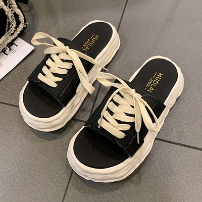 Ležerne papuče s ravnim potplatom i vezicama