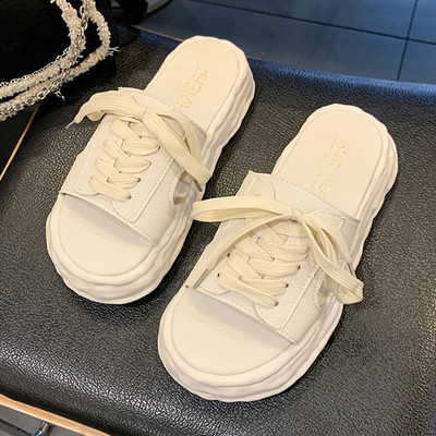 Ležerne papuče s ravnim potplatom i vezicama