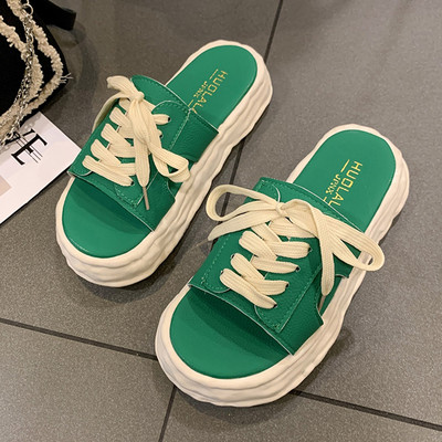 Ležerne papuče s ravnim potplatom i vezicama