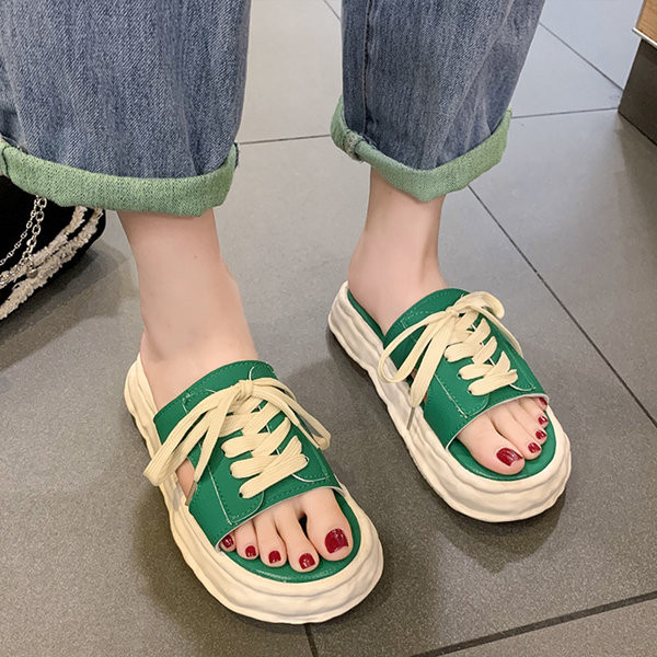 Ležerne papuče s ravnim potplatom i vezicama