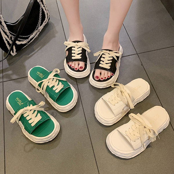 Ležerne papuče s ravnim potplatom i vezicama