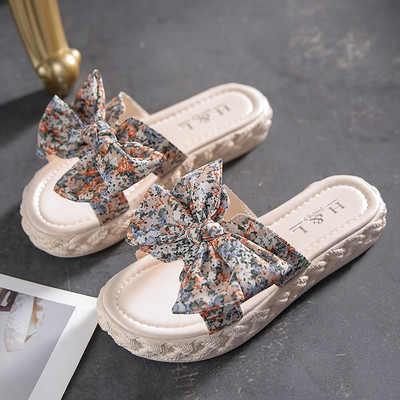 Moodsad paelte ja lameda tallaga naiste sussid