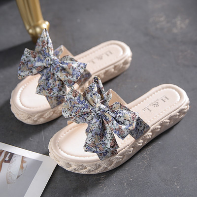 Moodsad paelte ja lameda tallaga naiste sussid