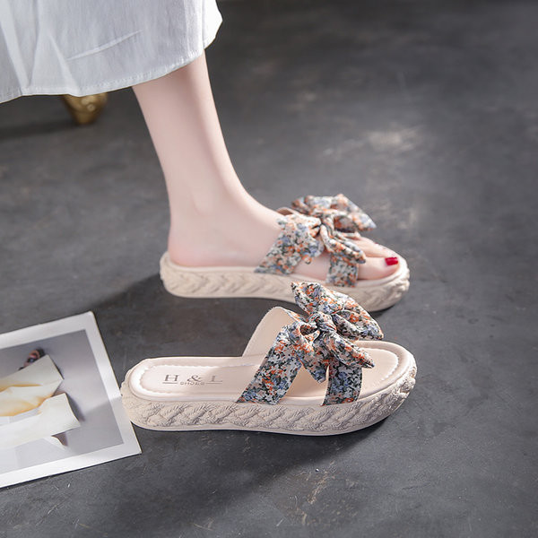 Moodsad paelte ja lameda tallaga naiste sussid