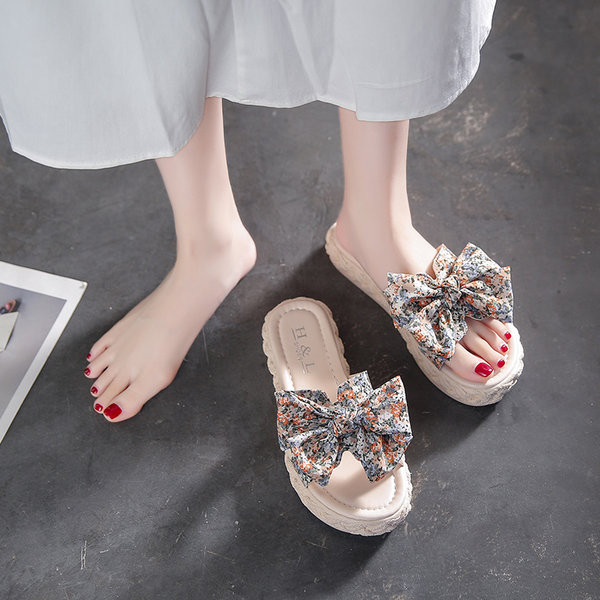 Moodsad paelte ja lameda tallaga naiste sussid