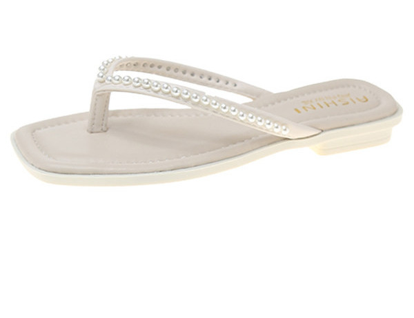 Moodsad pärlitega naiste sussid varvaste vahel