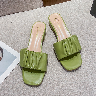 Дамски чехли с каишка от еко кожа и набран ефект