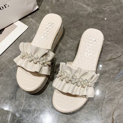 Γυναικείες μοντέρνες παντόφλες με ψηλή πλατφόρμα 5 cm και διακόσμηση με πέρλες και πέτρες