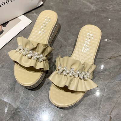 Γυναικείες μοντέρνες παντόφλες με ψηλή πλατφόρμα 5 cm και διακόσμηση με πέρλες και πέτρες