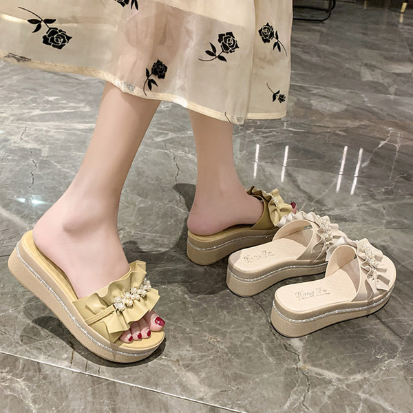 Γυναικείες μοντέρνες παντόφλες με ψηλή πλατφόρμα 5 cm και διακόσμηση με πέρλες και πέτρες