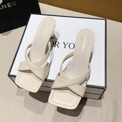 Γυναικείες παντόφλες λουστρίνι με τακούνι 7 cm