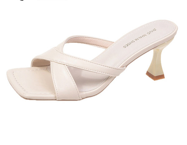 Γυναικείες παντόφλες λουστρίνι με τακούνι 7 cm