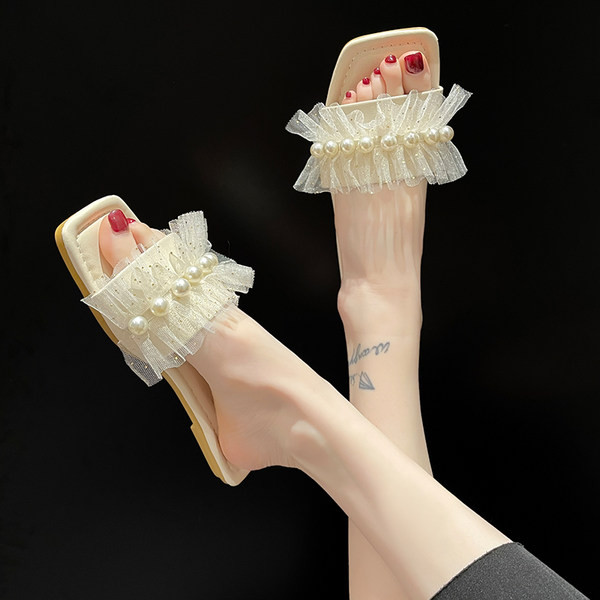 Moodsad pärlite ja tülliga sussid