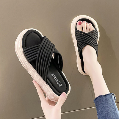 Ženske casual papuče s platformom i poprečnim remenom od eko kože