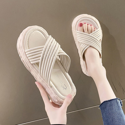 Ženske casual papuče s platformom i poprečnim remenom od eko kože