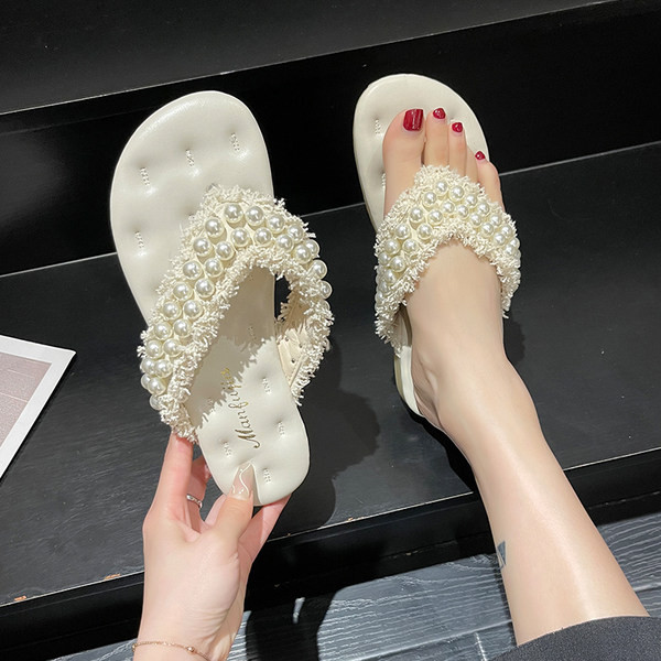 Дамски чехли между пръстите с перли и равна подметка 