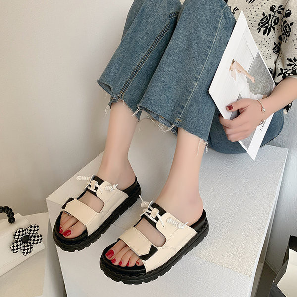 Ženska češka na vezice i ravni potplat