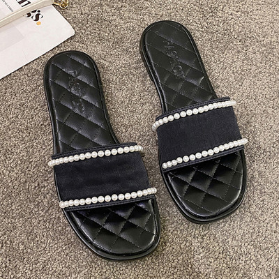 Ženske papuče s ravnim potplatom i bisernim ukrasom