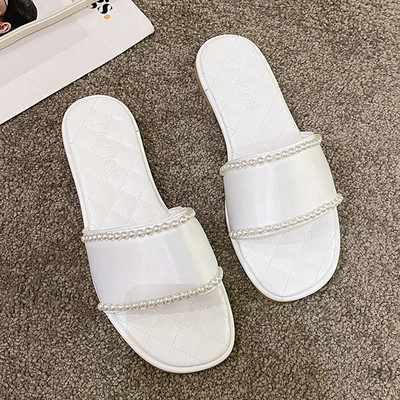 Ženske papuče s ravnim potplatom i bisernim ukrasom