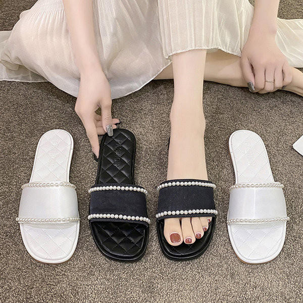 Ženske papuče s ravnim potplatom i bisernim ukrasom