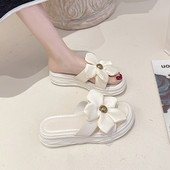 Moodsad naiste lilledega sussid