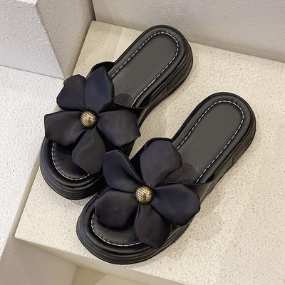 Moodsad naiste lilledega sussid