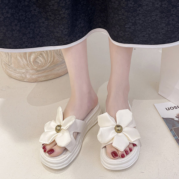 Moodsad naiste lilledega sussid