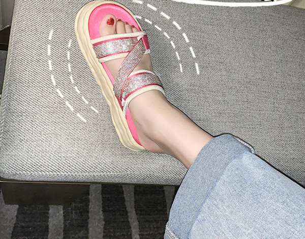 Naiste platvormsussid tekstiilist rihmade ja dekoratiivkividega