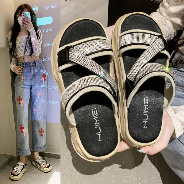 Naiste platvormsussid tekstiilist rihmade ja dekoratiivkividega