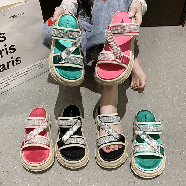 Naiste platvormsussid tekstiilist rihmade ja dekoratiivkividega