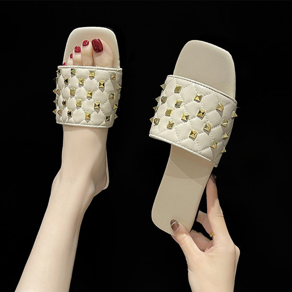 Дамски квадратни чехли от еко кожа с метални нитове