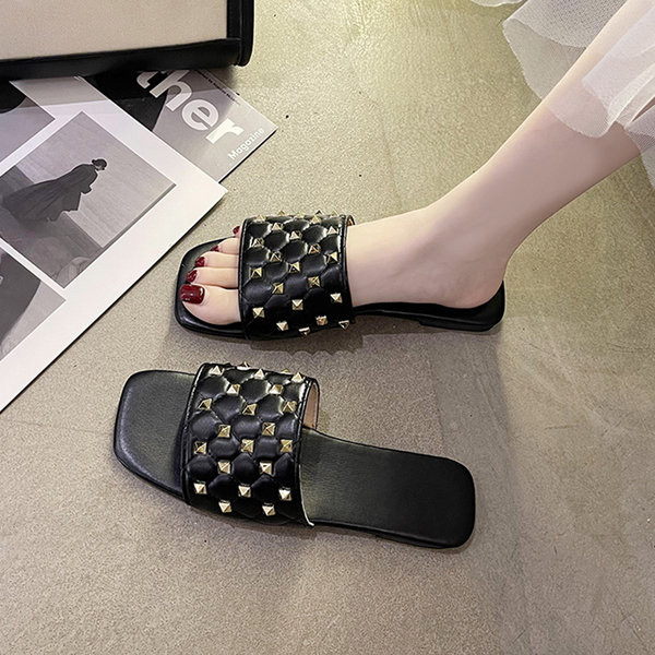 Дамски квадратни чехли от еко кожа с метални нитове