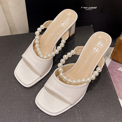 Елегантни дамски чехли с ток и перлена каишка