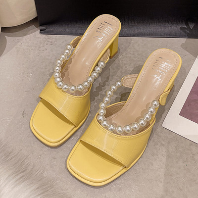 Елегантни дамски чехли с ток и перлена каишка