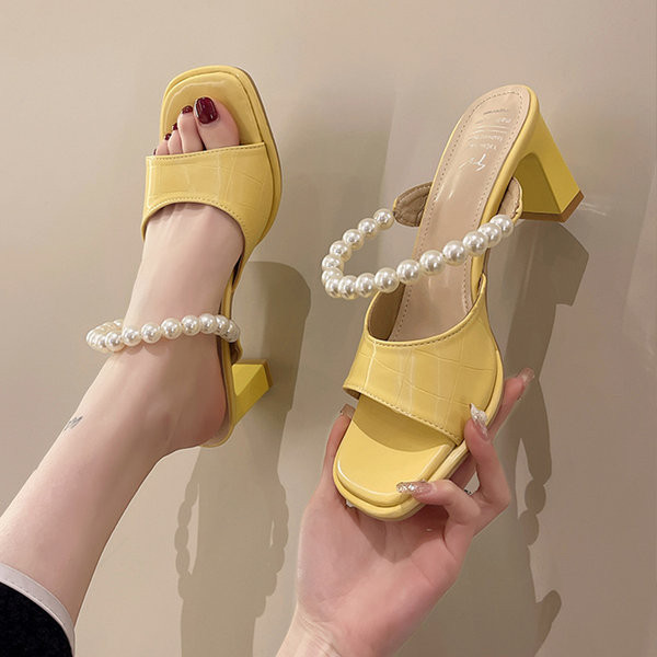 Елегантни дамски чехли с ток и перлена каишка