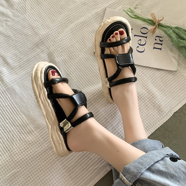 Naiste vabaaja sussid kunstnahast rihmadega