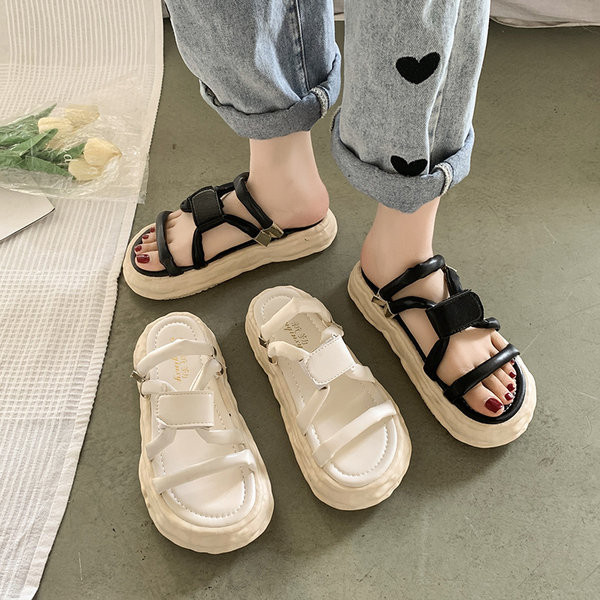 Naiste vabaaja sussid kunstnahast rihmadega