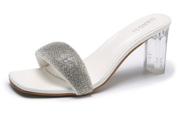 Κομψές γυναικείες παντόφλες με πέτρες και τακούνι 7,5 cm