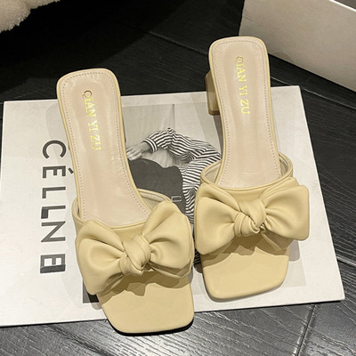 Μοντέρνες γυναικείες παντόφλες με κορδέλα και τακούνι 5 cm