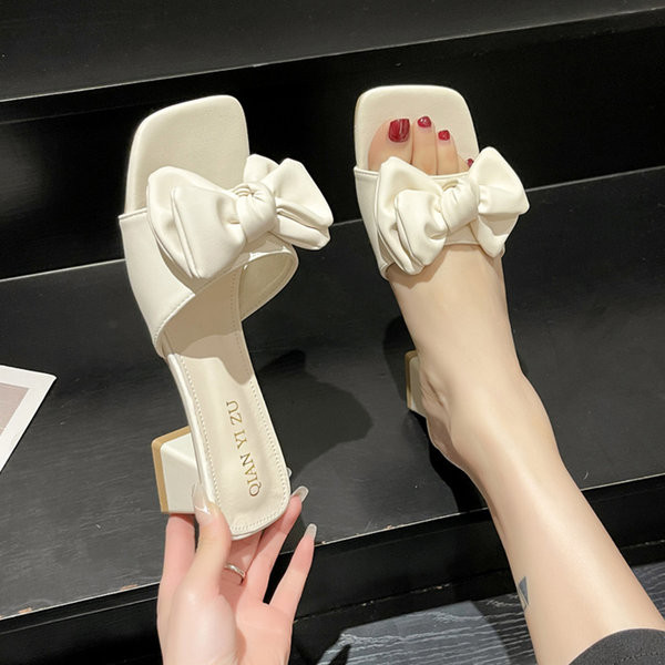 Μοντέρνες γυναικείες παντόφλες με κορδέλα και τακούνι 5 cm