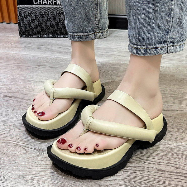 Γυναικείες παντόφλες πλατφόρμας και μαλακά λουράκια