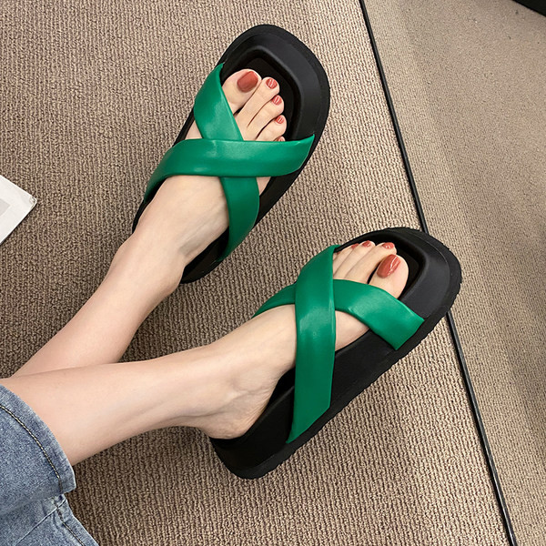 Ženske papuče od eko kože sa visokim potplatom 4 cm