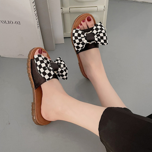 Ženske papuče s ravnim potplatom, trakom i metalnim lancem