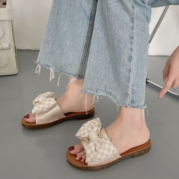 Ženske papuče s ravnim potplatom, trakom i metalnim lancem