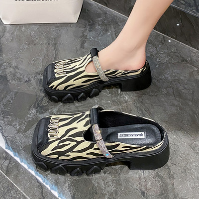 Dviejų spalvų moteriškos užsegamos šlepetės