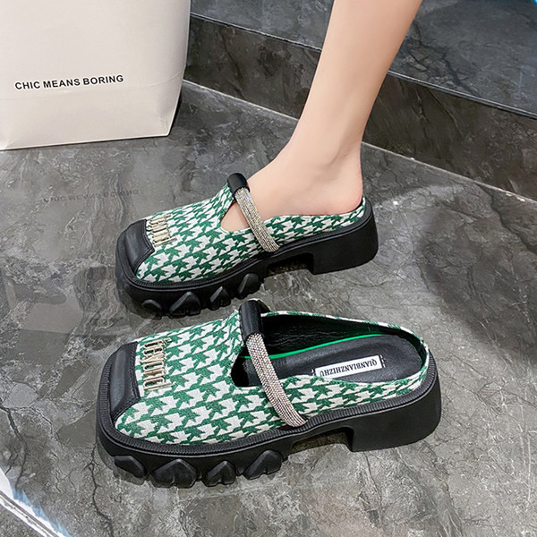 Dviejų spalvų moteriškos užsegamos šlepetės