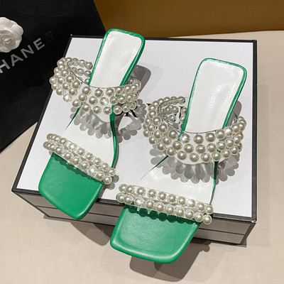 Κομψές παντόφλες με μη τυποποιημένο τακούνι και λουράκια σιλικόνης με πέρλες