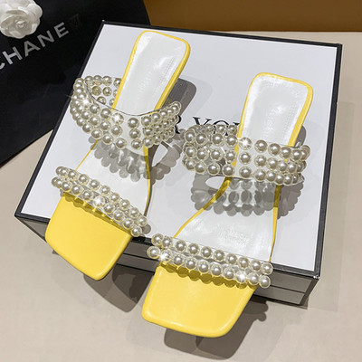 Κομψές παντόφλες με μη τυποποιημένο τακούνι και λουράκια σιλικόνης με πέρλες