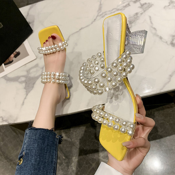 Κομψές παντόφλες με μη τυποποιημένο τακούνι και λουράκια σιλικόνης με πέρλες