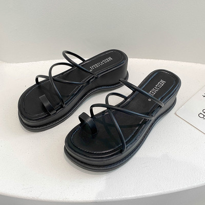 Μοντέρνες γυναικείες παντόφλες από οικολογικό δέρμα με πλατφόρμα 5,5 cm